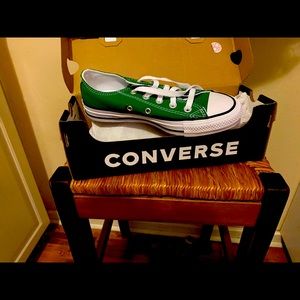 Brand new never been worn converse. Size 5